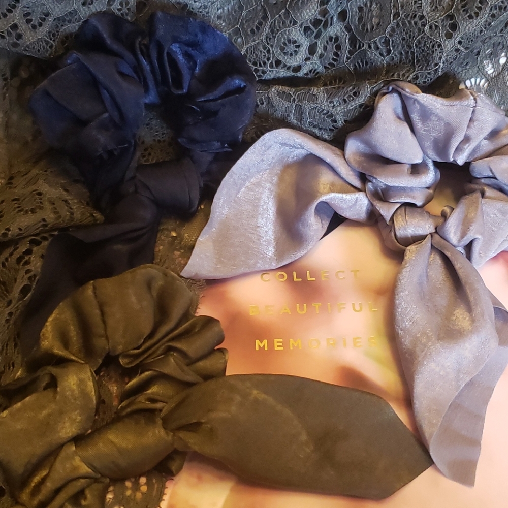 💕 NEW Set of 3 Satiny Scrunchies